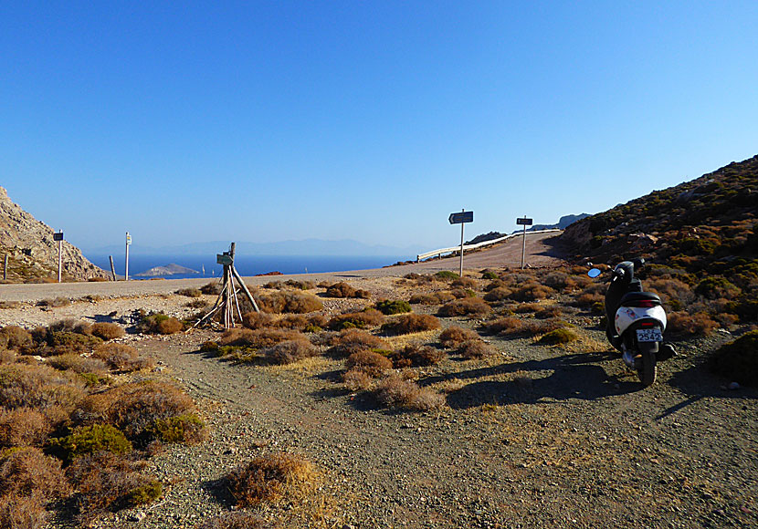 Köra moped till Tholos beach på Tilos. 