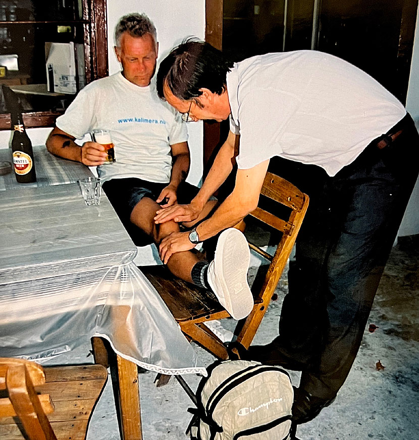 Dricka ouzo på Tilos bästa taverna Omonia.