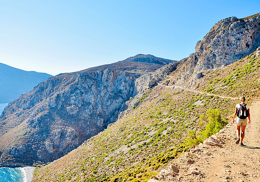 Från Agios Ioannis church är det 2,6 kilometers vandring till den obebodda byn Gera på Tilos.