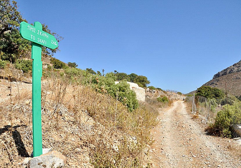 Vandra till Skafi beach på Tilos i Grekland.