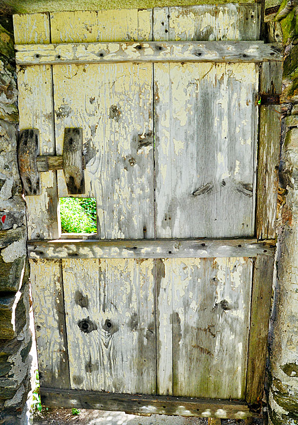 I Tarabados på Tinos kan små barn leka tittut genom de gamla dörrarna.