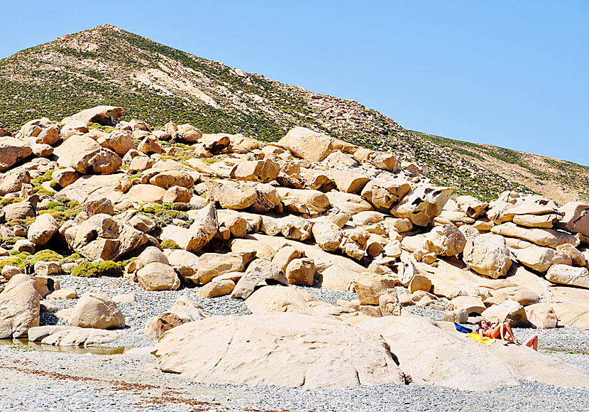 Klapperstensstränder på ön Tinos i ögruppen Kykladerna i Grekland.