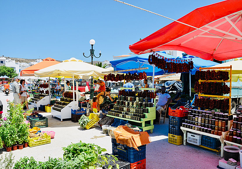 Marknad i Tinos hamn där man kan handla lokala produkter. 