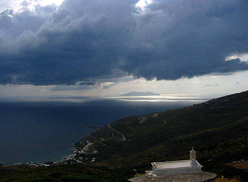 Regnoväder med storm och åska på Tinos i Grekland.   