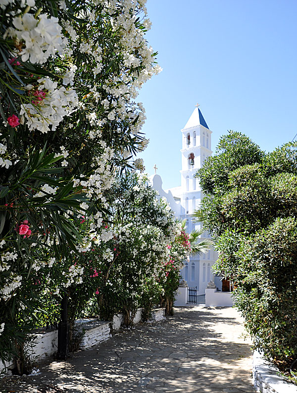 Kyrkan och den enda vägen in i byn Smardakito på Tinos.