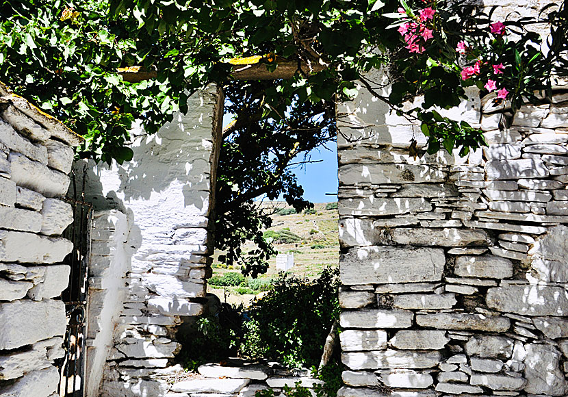 Byn Tarabados är urgammal med små smala valvprydda gränder kantade av husruiner och åldriga stenhus.