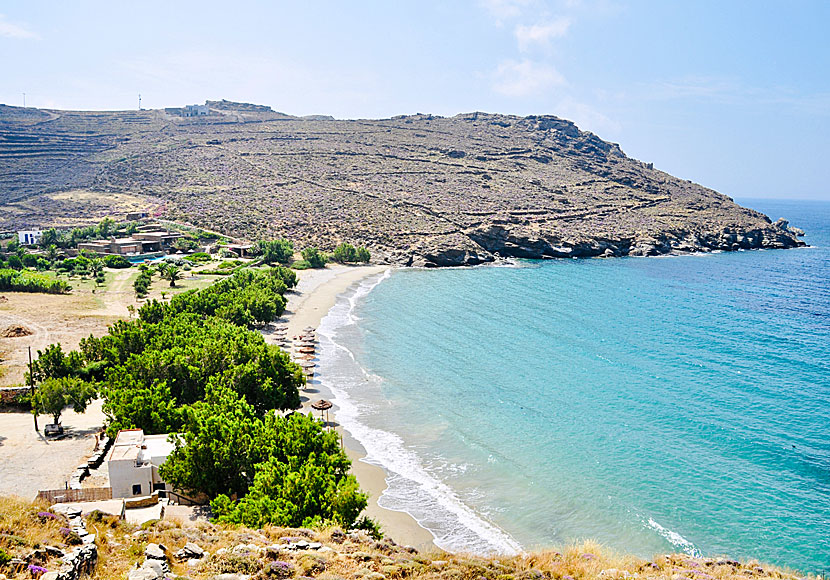 Kalivia beach ligger under byn Kardiani på Tinos.