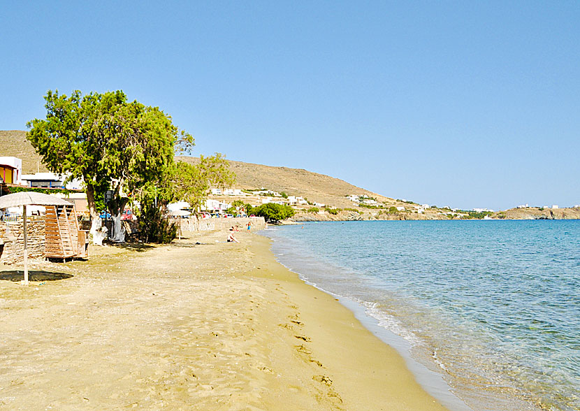 Kiona beach ligger några kilometer väster om Tinos stad.