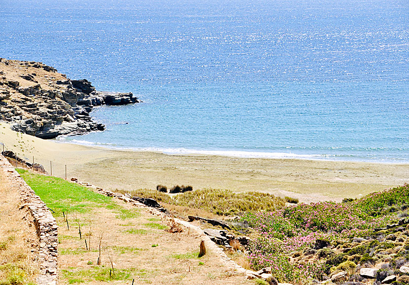 Stigen ner till Pachia Ammos beach på Tinos.