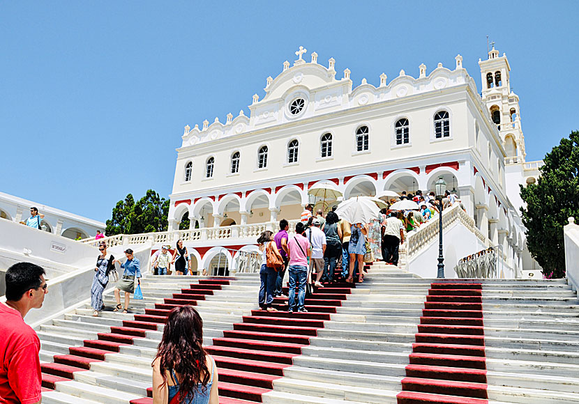 Den heliga kyrkan Panagia Evangelistria får man inte missa när man är i Chora på Tinos.