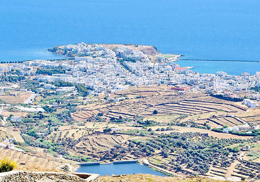 Drönarbild över Tinos stad i Kykladerna.
