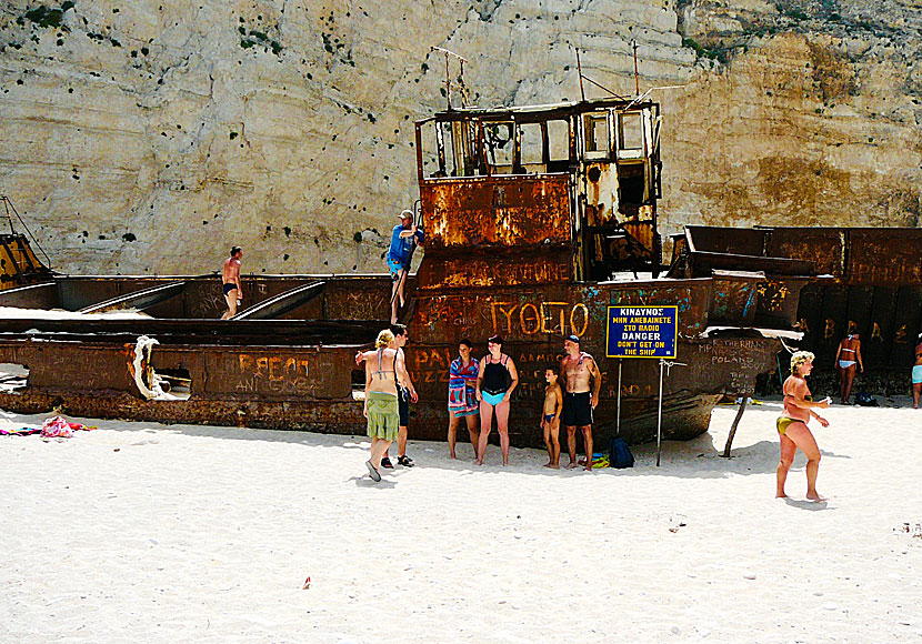 Båten Panagiotis som slutade sin bana som skeppsvrak på Shipwreck beach på Zakynthos.