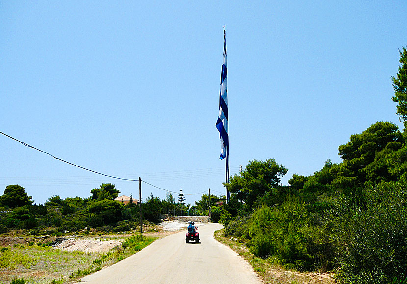 Världens största grekiska flagga finns i Keri på Zakynthos.