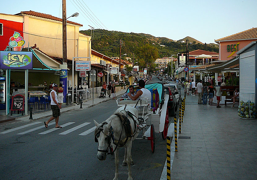 Huvudgatan i Argassi på Zakynthos.