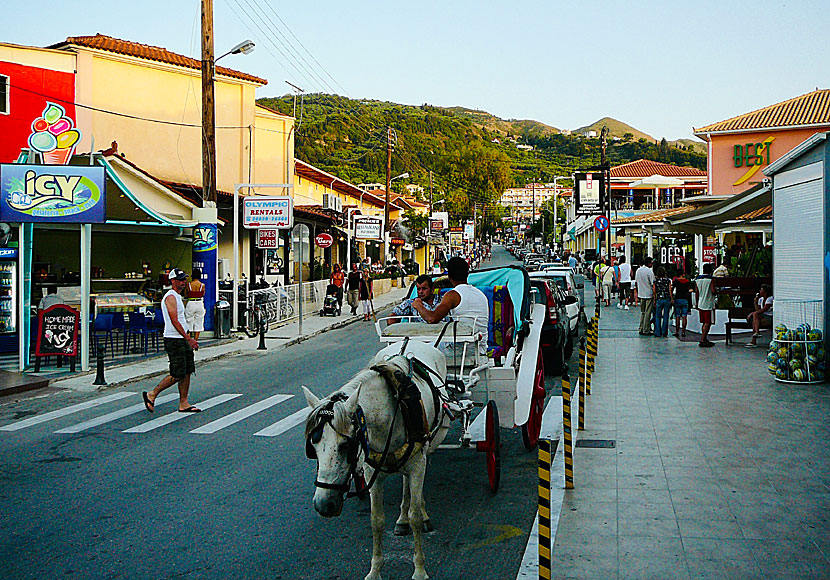 Huvudgatan i Argassi på Zakynthos.