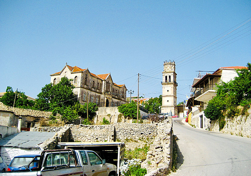 Kyrkan och klocktornet i byn Kiliomenos på Zakynthos.