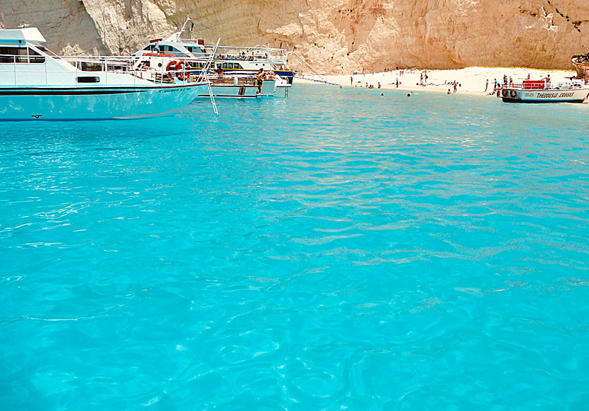 Vattnet som omger Shipwreck beach på Zakynthos är kristallklart och turkost och är perfekt för sig som gillar att snorkla. 