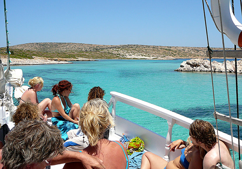Till Arki kan man åka utflyktsbåt från Leros, Patmos och Lipsi i Dodekaneserna.