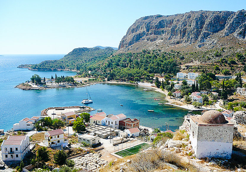 I Mandraki bay och hamn på Kastellorizo finns en liten strand.