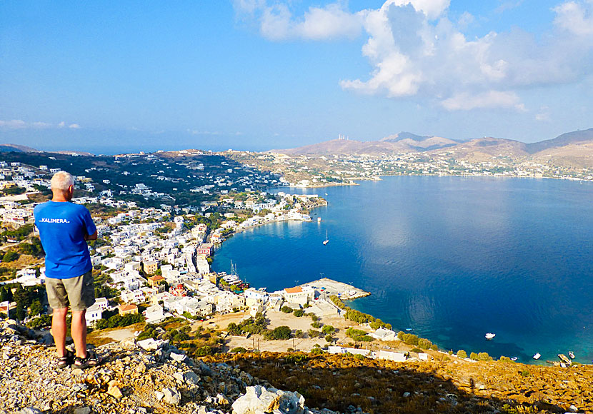 Vy över vackra Agia Marina, Alinda och Kastro på ön Leros i Grekland. 