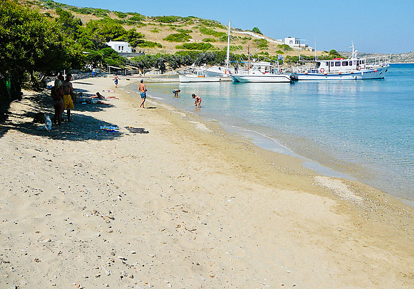 Marathi beach och utflyktsbåtar från Lipsi och Leros.