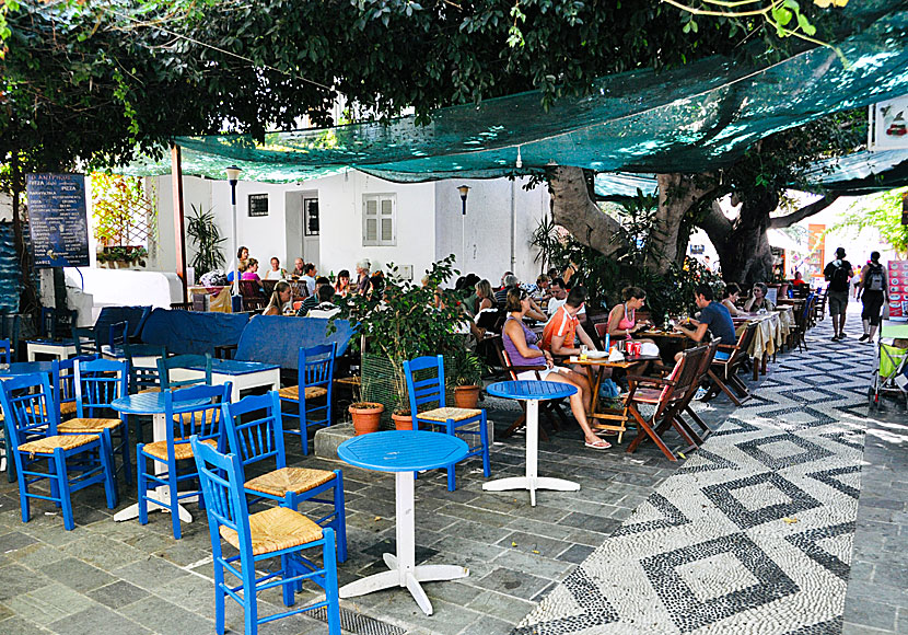 På det mysiga torget i Mandraki på ön Nisyros finns många bra restauranger och barer. 