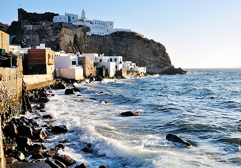 Klostret Panagia Spiliani i Mandraki. Stigen till Hohlaki beach börjar till höger i bild. 