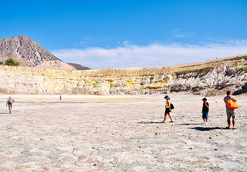 Den gigantiska kratern och calderan Stefanos i vulkanen på Nisyros i Grekland.