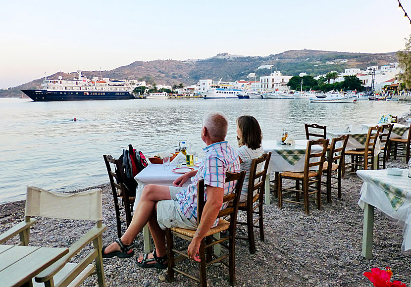 Tavernor och restauranger vid stranden i Skala på Patmos i Tolvöarna.