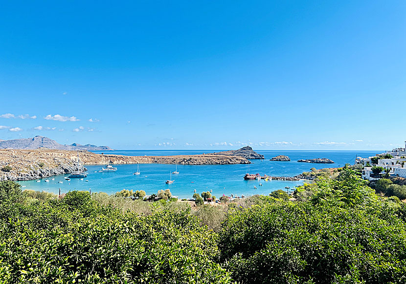 Lindos strand och by på Rhodos i Tolvöarna.