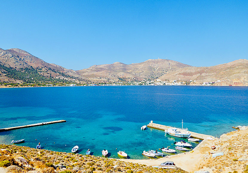 Vy över byn Livadia och Livadiabukten från den lilla hamnen Agios Stefanos på Tilos i Grekland.