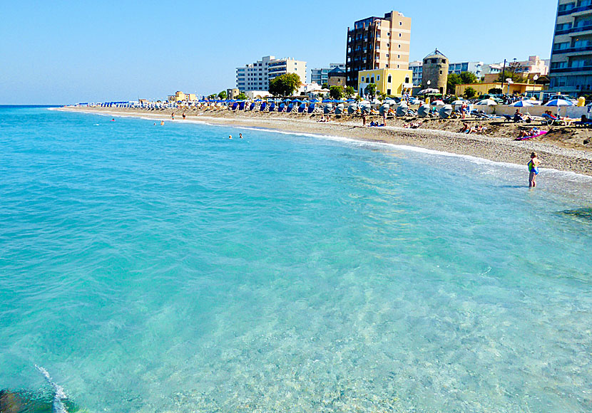 Windy beach i Rhodos stad i Grekland.