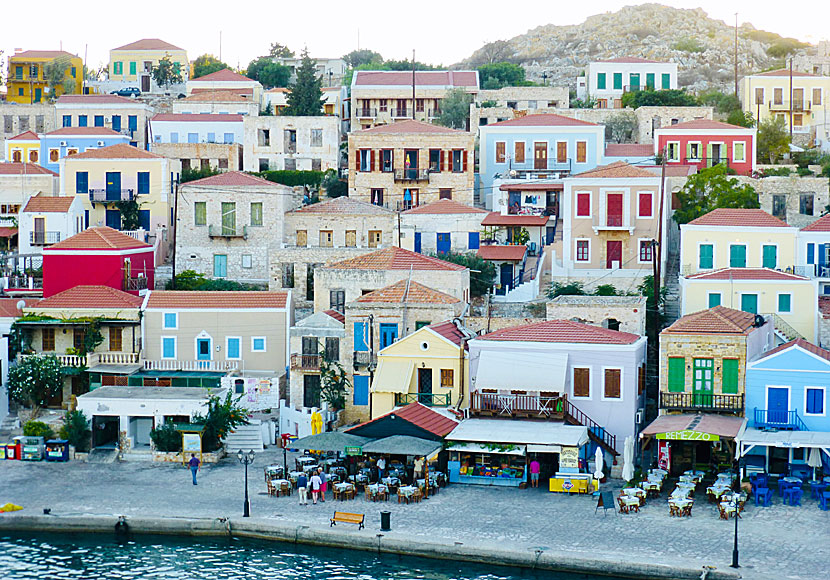 De pastellfärgade neoklassiska husen i Emborio är lika vackra som husen på Symi och Kastellorizo.