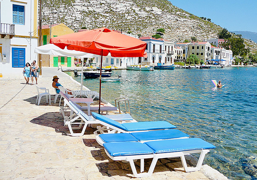Det finns solstolar och parasoll att tillgå i den stora swimmingpoolen i Megisti på Kastellorizo. 