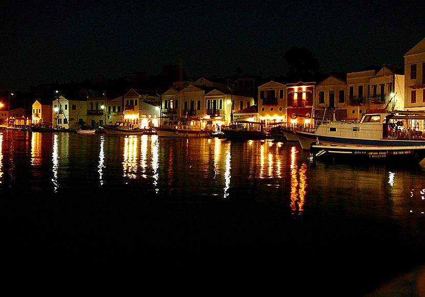 På kvällen samlas öbor och turister på tavernor och restauranger i Megisti på Kastellorizo för att njuta av god grekisk mat. 