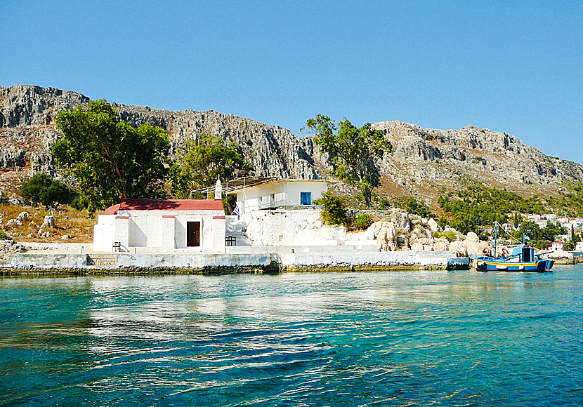 Kyrkan Saint George och klippbadet på Kastellorizo nås endast med badbåt. 