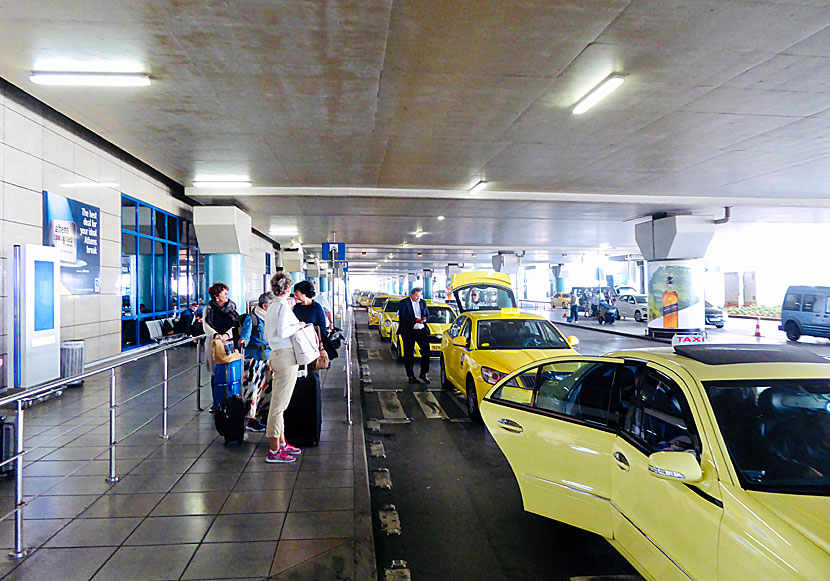 Taxibilar till Rafina väntar utanför ankomstterminalen på Atens flygplats.