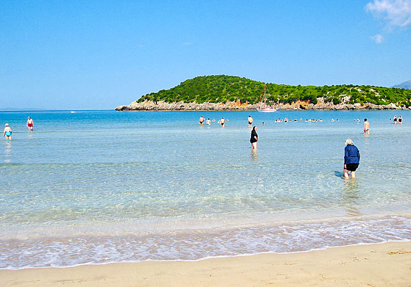 Den barnvänliga långgrunda stranden i Ammoudia nära Parga i Grekland.