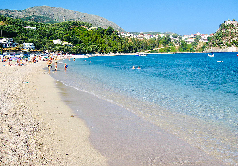 .Valtos beach och Kastro i Parga på grekiska fastlandet. 
