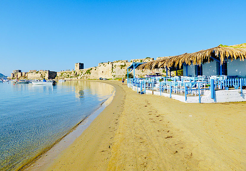Stranden och fästningen i byn Methoni på södra Peloponnesos på grekiska fastlandet. 