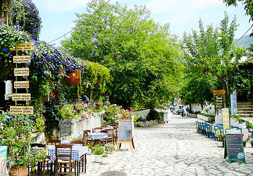 Agios Nikitas är en av de mysigaste byarna och stränder på Lefkas i Joniska övärlden. 