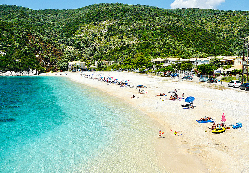 Mikros Gialos beach är den bästa stranden på Lefkas östkust.