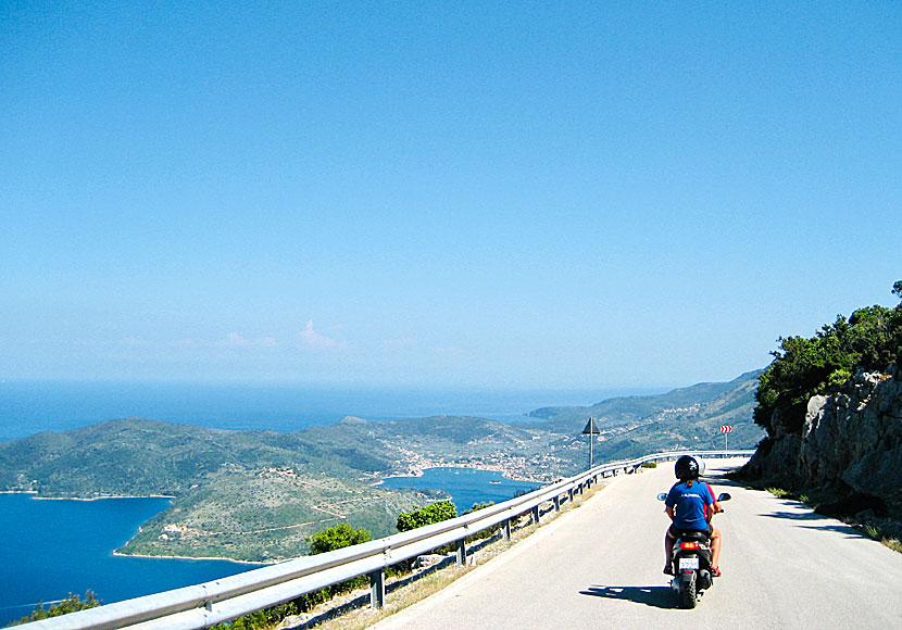 Hyra bil och moped på ön Ithaka i Grekland.