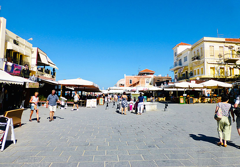 Torget Plateia Elefterios Venizelos i Chania med sin berömda fontän