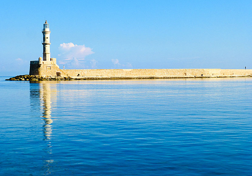 Den vackra vågbrytaren och fyren i Venetianska hamnen i Chania. 