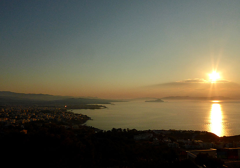 Solnedgången över Chania sett från Elefterios Venizelos grav på Kreta är magisk.