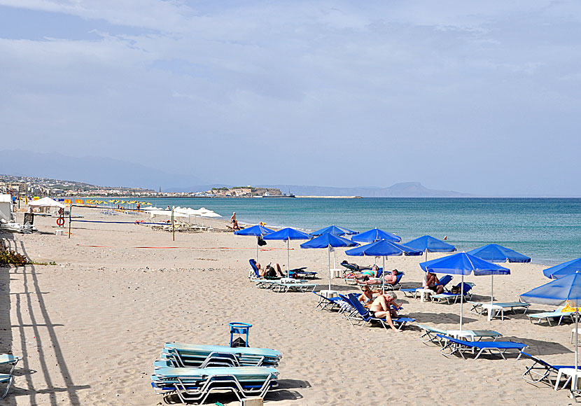 Sandstranden Platanes beach i Rethymnon. 