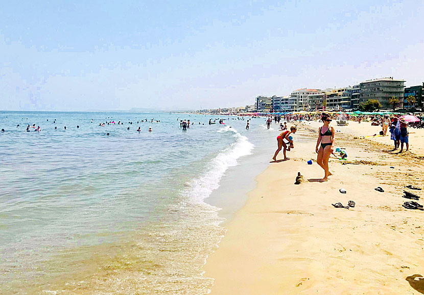 Den långa sandstranden Perivolia i Rethymnon på Kreta.