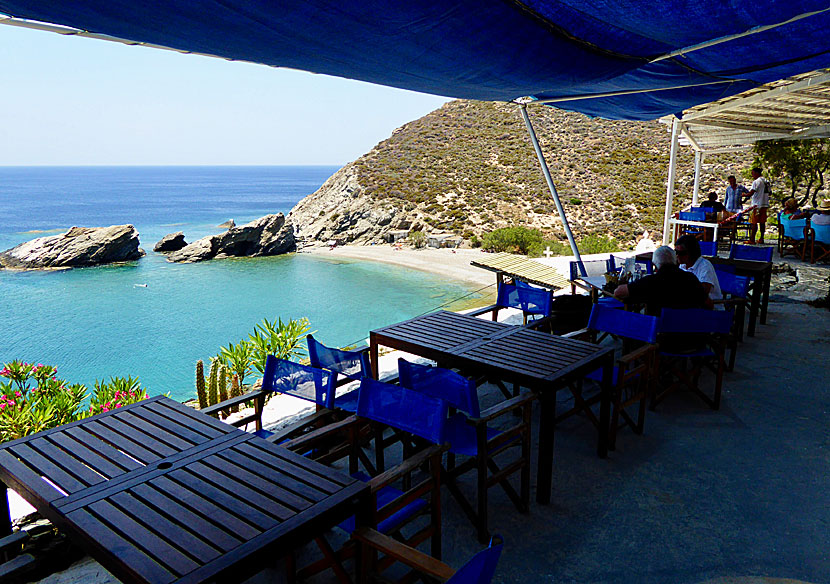 Agios Nikolaos beach på Folegandros och taverna nås endast med badbåt eller till fots.