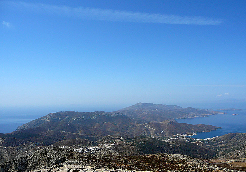 Södra delarna av Amorgos sett från berget Profitis Elias. Chora och Katapola. 